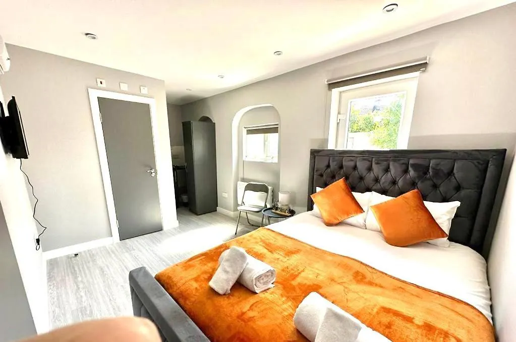 Heathrow Stays - Feltham Guest house