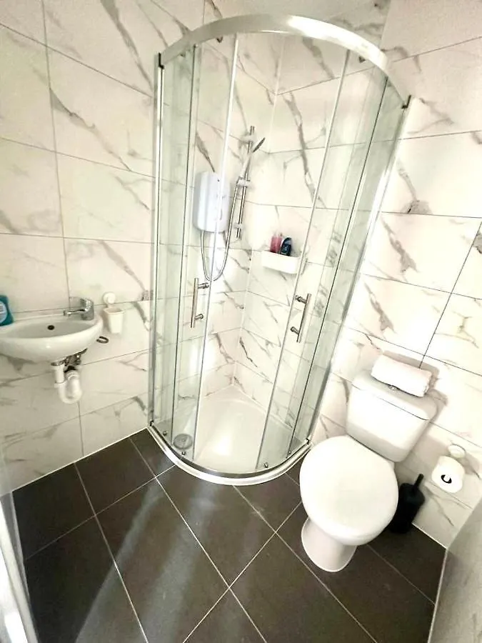 Heathrow Stays - Feltham Guest house